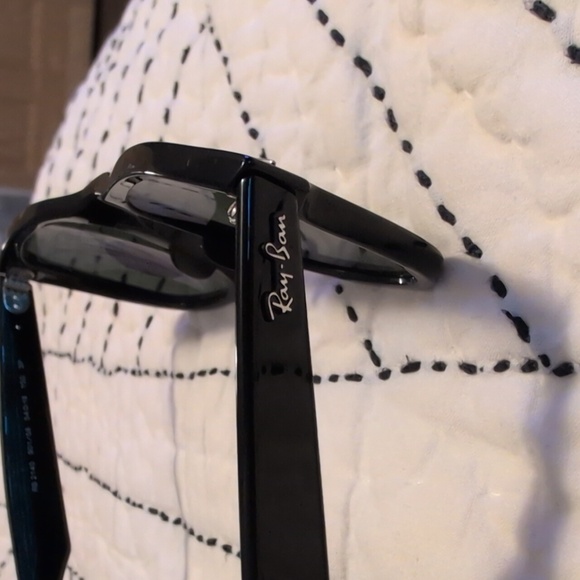 Wayfarer Ray-Ban Polarized Sunglasses - Picture 5 of 6